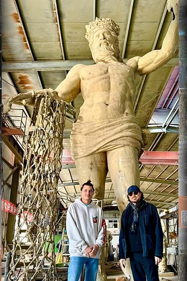 El artista junto a su hijo, frente a Neptuno.